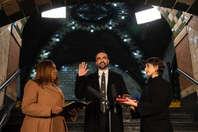 Attorney General Letitia James (Democrat of New York), left, administers the oath of office to Zohran Mamdani, center, to be Mayor of New York, New York, USA at old City Hall Station on Thursday January 1, 2026. Holding bibles at right is Mayor Mamdani’s wife Rama Duwaji. Copyright: xPoolxphotox 2026xThexNewxYorkxTimesxfromxConsolidatedxNewsxPhotosxAllxRightsxReservedx