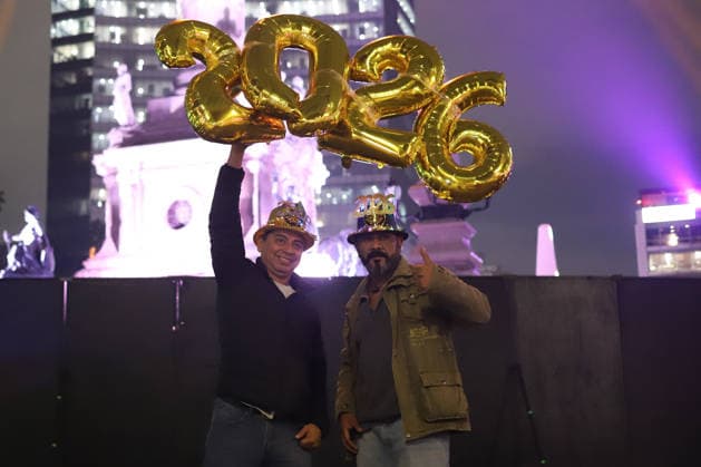 (260101) -- MEXICO CITY, Jan. 1, 2026 -- People participate in a celebration to greet the New Year in Mexico City, the capital of Mexico, Dec. 31, 2025. (Photo by Xinhua) MEXICO-MEXICO CITY-NEW YEAR CELEBRATION DanielxAugusto 