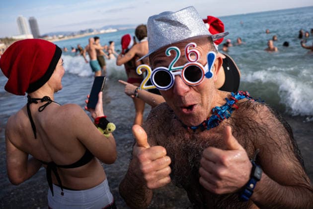 January 1, 2026, Barcelona, Barcelona, Spain: Hundreds of bathers enjoyed the first swim of 2026 at Barceloneta beach in Barcelona, Ã¢â‚¬¹Ã¢â‚¬¹Spain. Some bathers were wearing Christmas costumes. Barcelona Spain - ZUMAa239 20260101_zip_a239_004 Copyright: xMarcxAsensioxClupesx