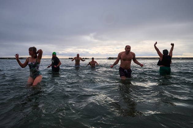 January 1, 2026, Toronto, On, Canada: People take part in a New Year s Day polar bear dip at Sunnyside beach in Toronto, on Thursday, Jan. 1, 2026. Toronto Canada  - ZUMAc35_ 20260101_zaf_c35_029 Copyright: xSammyxKoganx