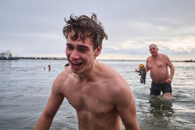 January 1, 2026, Toronto, On, Canada: People react as they exit the frigid water while taking part in a New Year s Day polar bear dip at Sunnyside beach in Toronto, on Thursday, Jan. 1, 2026. Toronto Canada  - ZUMAc35_ 20260101_zaf_c35_031 Copyright: xSammyxKoganx