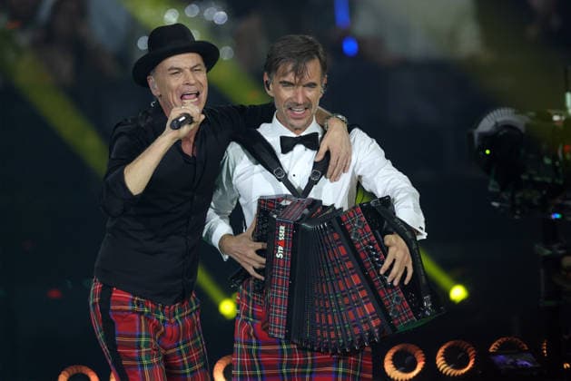 Silvester Schlagerboom 2026 live Die Wunderlichtershow Florian Silbereisen im Schottenrock plays harmonica together with Christian Blüm from the Cologne dialect band Brings Silvester Schlagerboom 2026 on December 31, 2025 in the basketball arena of FC Bayern Munich, BMW Park Munich
