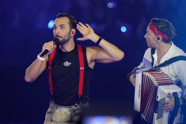 Silvester Schlagerboom 2026 live Die Wunderlichtershow Philipp Rafetseder, singer and frontman of the Austrian folk rock band Mountain Crew Silvester Schlagerboom 2026 on December 31, 2025 in the basketball arena of FC Bayern Munich, BMW Park Munich