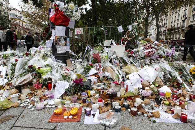 Commemoration held for victims of Paris terror attacks PARIS, FRANCE - NOVEMBER 17: Flowers and candles are seen at the memorial for the victims of Paris terror attacks in front of Bataclan, Boulevard Voltaire in Paris, France on November 17, 2015. Paris Ile-de-France. Editorial use only. Please get in touch for any other usage.  Copyright: x2025xAnadoluxGeoffroyxVanxderxHasseltx