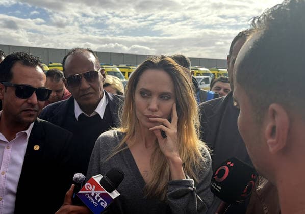 Angelina Jolie visits Rafah Border Crossing in Egypt ARISH, EGYPT - JANUARY 2: World-renowned American actress Angelina Jolie speaks to press during her visit to the Rafah Border Crossing between the Gaza Strip and Egypt on the Egypt side on January 2, 2026. Ahmed Sayed Anadolu Arish Egypt. Editorial use only. Please get in touch for any other usage.  Copyright: x2026xAnadoluxAhmedxSayedx