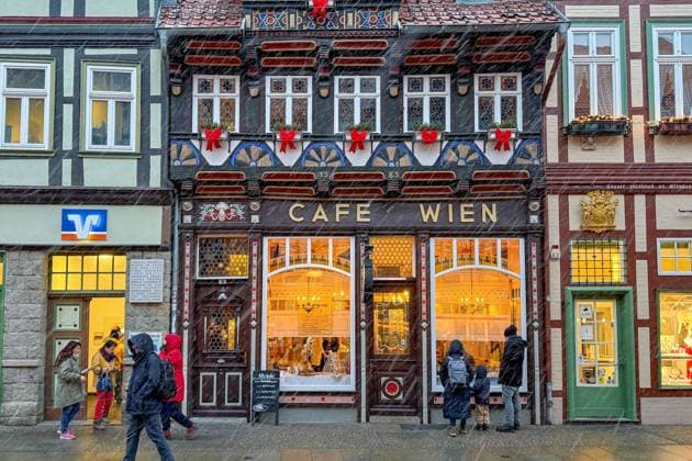 02.01.2026 Blick Geschäfte und ein CafÃ Wernigerode Sachsen-Anhalt Deutschland *** 02 01 2026 View Shops and a cafe Wernigerode Saxony Anhalt Germany
