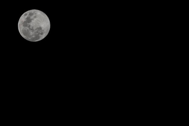January 2, 2026, Chalco, State Of Mexico, Mexico: The new year 2026 began with one of the most striking and luminous natural phenomena: the Full Moon, or Super Wolf Moon. This winter phenomenon occurs when the moon is closer to Earth than usual, making it fully visible to the naked eye from Chalco, State of Mexico, without the need for telescopes or similar devices. The name Wolf Moon has several origins. Some say it s because wolves howl more when this natural satellite is visible; a Sioux legend refers to it as the moon when wolves run together, just to mention a few possible origins of the name. Chalco Mexico - ZUMAp204 20260102_zip_p204_001 Copyright: xJosuexPerezx