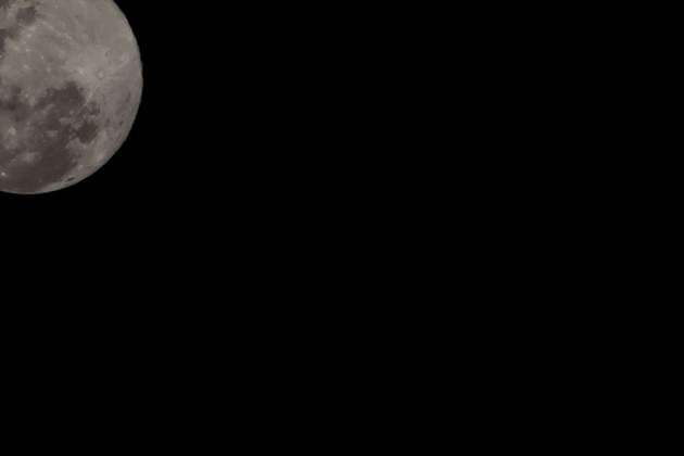 January 2, 2026, Chalco, State Of Mexico, Mexico: The new year 2026 began with one of the most striking and luminous natural phenomena: the Full Moon, or Super Wolf Moon. This winter phenomenon occurs when the moon is closer to Earth than usual, making it fully visible to the naked eye from Chalco, State of Mexico, without the need for telescopes or similar devices. The name Wolf Moon has several origins. Some say it s because wolves howl more when this natural satellite is visible; a Sioux legend refers to it as the moon when wolves run together, just to mention a few possible origins of the name. Chalco Mexico - ZUMAp204 20260102_zip_p204_003 Copyright: xJosuexPerezx
