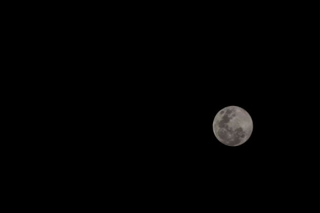 January 2, 2026, Chalco, State Of Mexico, Mexico: The new year 2026 began with one of the most striking and luminous natural phenomena: the Full Moon, or Super Wolf Moon. This winter phenomenon occurs when the moon is closer to Earth than usual, making it fully visible to the naked eye from Chalco, State of Mexico, without the need for telescopes or similar devices. The name Wolf Moon has several origins. Some say it s because wolves howl more when this natural satellite is visible; a Sioux legend refers to it as the moon when wolves run together, just to mention a few possible origins of the name. Chalco Mexico - ZUMAp204 20260102_zip_p204_005 Copyright: xJosuexPerezx