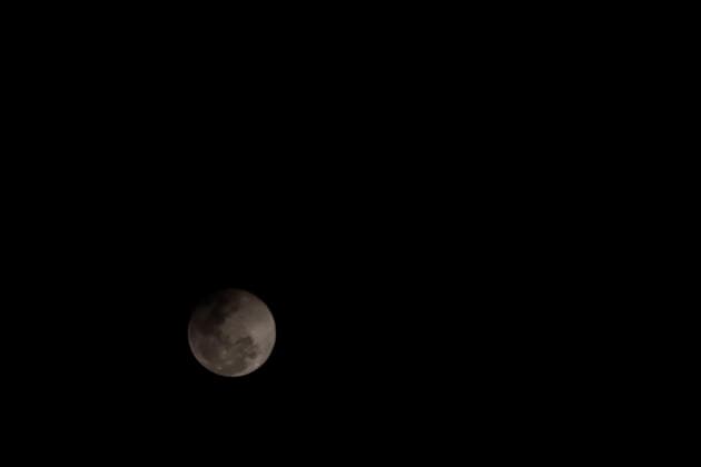 January 2, 2026, Chalco, State Of Mexico, Mexico: The new year 2026 began with one of the most striking and luminous natural phenomena: the Full Moon, or Super Wolf Moon. This winter phenomenon occurs when the moon is closer to Earth than usual, making it fully visible to the naked eye from Chalco, State of Mexico, without the need for telescopes or similar devices. The name Wolf Moon has several origins. Some say it s because wolves howl more when this natural satellite is visible; a Sioux legend refers to it as the moon when wolves run together, just to mention a few possible origins of the name. Chalco Mexico - ZUMAp204 20260102_zip_p204_006 Copyright: xJosuexPerezx