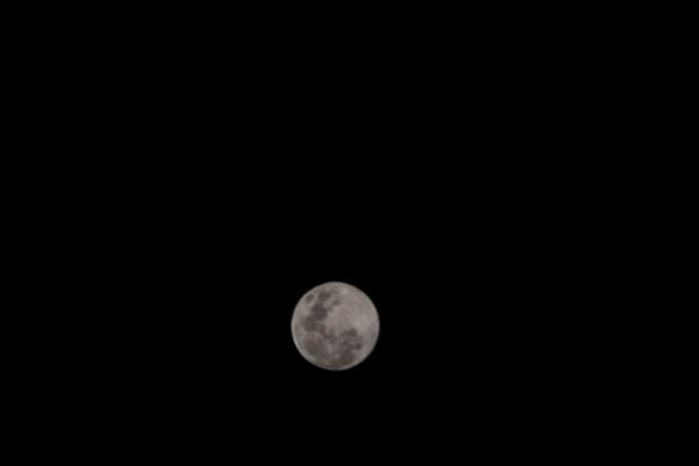 January 2, 2026, Chalco, State Of Mexico, Mexico: The new year 2026 began with one of the most striking and luminous natural phenomena: the Full Moon, or Super Wolf Moon. This winter phenomenon occurs when the moon is closer to Earth than usual, making it fully visible to the naked eye from Chalco, State of Mexico, without the need for telescopes or similar devices. The name Wolf Moon has several origins. Some say it s because wolves howl more when this natural satellite is visible; a Sioux legend refers to it as the moon when wolves run together, just to mention a few possible origins of the name. Chalco Mexico - ZUMAp204 20260102_zip_p204_010 Copyright: xJosuexPerezx