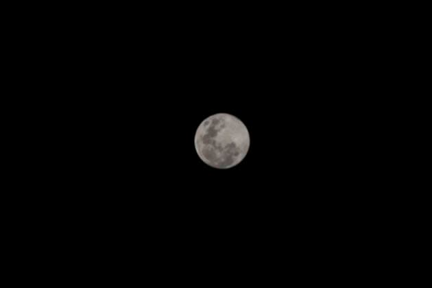 January 2, 2026, Chalco, State Of Mexico, Mexico: The new year 2026 began with one of the most striking and luminous natural phenomena: the Full Moon, or Super Wolf Moon. This winter phenomenon occurs when the moon is closer to Earth than usual, making it fully visible to the naked eye from Chalco, State of Mexico, without the need for telescopes or similar devices. The name Wolf Moon has several origins. Some say it s because wolves howl more when this natural satellite is visible; a Sioux legend refers to it as the moon when wolves run together, just to mention a few possible origins of the name. Chalco Mexico - ZUMAp204 20260102_zip_p204_013 Copyright: xJosuexPerezx