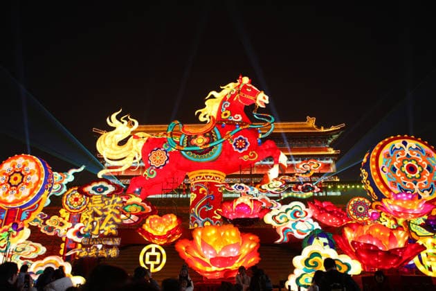 XI AN, CHINA - JANUARY 02: People view lantern displays during 2026 Xi an City Wall Lantern Festival on January 2, 2026 in Xi an, Shaanxi Province of China. The 2026 Xi an City Wall Lantern Festival was launched on New Year s Day, extending its radiance for an unprecedented 81 days until March 22.  Copyright: xVCGx 111613059266