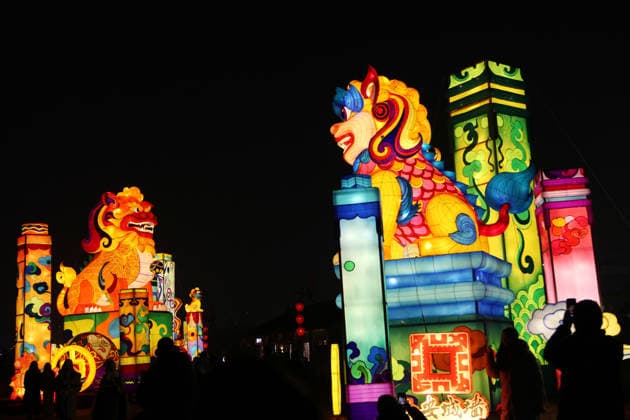 XI AN, CHINA - JANUARY 02: People view lantern displays during 2026 Xi an City Wall Lantern Festival on January 2, 2026 in Xi an, Shaanxi Province of China. The 2026 Xi an City Wall Lantern Festival was launched on New Year s Day, extending its radiance for an unprecedented 81 days until March 22.  Copyright: xVCGx 111613059282