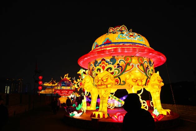 XI AN, CHINA - JANUARY 02: People view lantern displays during 2026 Xi an City Wall Lantern Festival on January 2, 2026 in Xi an, Shaanxi Province of China. The 2026 Xi an City Wall Lantern Festival was launched on New Year s Day, extending its radiance for an unprecedented 81 days until March 22.  Copyright: xVCGx 111613059283