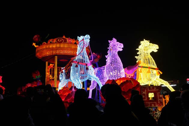 XI AN, CHINA - JANUARY 02: People view lantern displays during 2026 Xi an City Wall Lantern Festival on January 2, 2026 in Xi an, Shaanxi Province of China. The 2026 Xi an City Wall Lantern Festival was launched on New Year s Day, extending its radiance for an unprecedented 81 days until March 22.  Copyright: xVCGx 111613059209