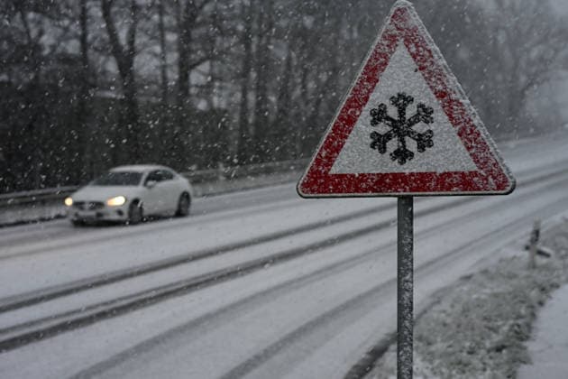 Wintereinbruch an der Küste in Niedersachsen. Starke Schneefälle sorgen in Ostfriesland für glatte Straßenverhältnisse. Leer Niedersachsen Deutschland Copyright: xdiebildwerftx