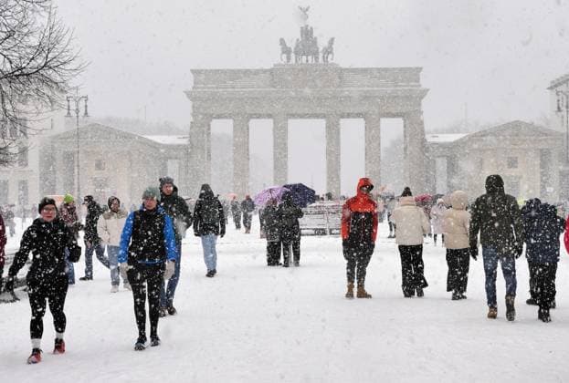 03.01.2026, Berlin - Deutschland. Schneetreiben rund um das Brandenburger Tor. *** 03 01 2026, Berlin Germany Snow flurries around the Brandenburg Gate