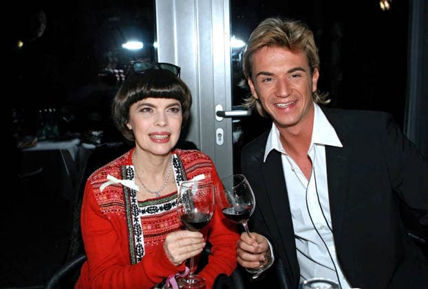 ARCHIV: Florian Silbereisen Showmaster Florian Silbereisen mit Mireille Mathieu anläßlich der ARD-Fernsehshow Am laufenden Band , 2006 ARCHIVAUFNAHME, Datum geschätzt 20260101JWM0215 *** ARCHIVE Florian Silbereisen Showmaster Florian Silbereisen with Mireille Mathieu on the occasion of the ARD TV show Am laufenden Band , 2006 ARCHIVE RECORDING, date estimated 20260101JWM0215