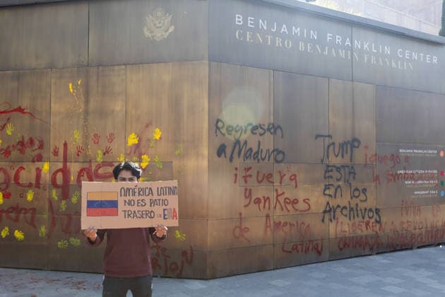 January 3, 2026, Mexico City, Mexico: Demonstration held outside the Embassy of the United States of America in Mexico City, where participants denounced the invasion of Venezuela by the DONALD TRUMP administration and demanded the release of President NICOLAS MADURO MOROS and CILIA FLORES, First Lady. Mexico City Mexico - ZUMAl178 20260103_znp_l178_007 Copyright: xCristianxLeyvax