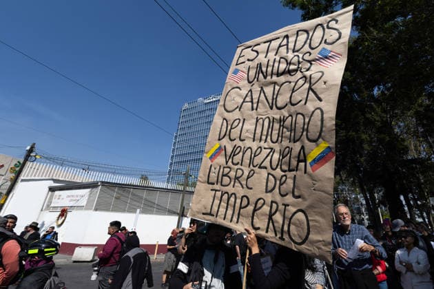 January 3, 2026, Mexico City, Mexico: Demonstration held outside the Embassy of the United States of America in Mexico City, where participants denounced the invasion of Venezuela by the DONALD TRUMP administration and demanded the release of President NICOLAS MADURO MOROS and CILIA FLORES, First Lady. Mexico City Mexico - ZUMAl178 20260103_znp_l178_024 Copyright: xCristianxLeyvax
