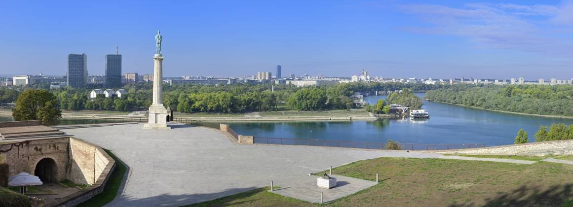 Blick über Belgrad und die Siegerstatue zum Gedenken an die Siege gegen das Osmanische und das österreichisch ungarische Reich, Festung Kalemegdan, Stari Grad, Belgrad, Serbien View over Belgrade and Statue of The Victor to commemorate victories against the Ottoman and Austro-Hungarian empires, Kalemegdan fortress, Stari Grad, Belgrade, Serbia Copyright: imageBROKER G&MxTherin-Weise iblgab16135184.jpg