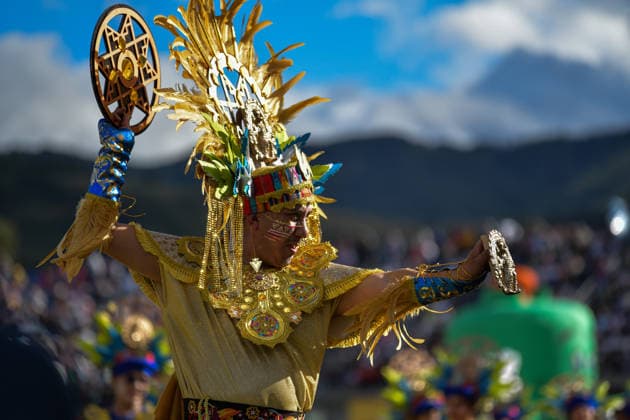 News Bilder des Tages January 3, 2026, Pasto, Narino, Colombia: Artist collective groups take part during the Canto a la Tierra parade during the Carnaval de Negros y Blancos 2026 in Pasto, Colombia, January 3, 2026. Pasto Colombia - ZUMAvp1_ 20260103_zia_vp1_028 Copyright: xCamiloxErassox