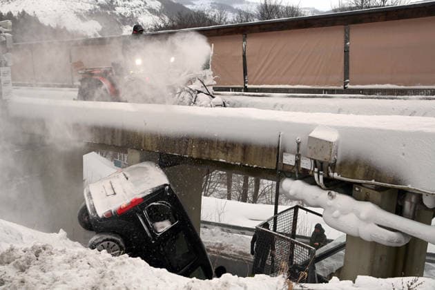 Ein Mitarbeiter praepariert mit einer Fraese den Eiskanal, Ein PKW liegt nach einem Glaette-Unfall im Zielbereich der Bahn, Feature, Symbolfoto, Randmotiv, 2er Bob der Frauen, Zweierbob, 2-woman Bobsleigh, IBSF World Cup Bob & Skeleton Winterberg (GER) 2025 26 vom 02.01. - 04.01.2026 in Winterberg Deutschland. *** An employee prepares the ice channel with a forge, A car lies in the finish area of the track after a glaette accident, Feature, symbol photo, border motif, 2 women bobsleigh, 2 woman bobsleigh, IBSF World Cup Bob Skeleton Winterberg GER 2025 26 from 02 01 04 01 2026 in Winterberg Germany