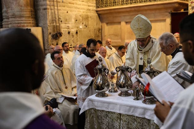 Holy Thursday before Easter in Jerusalem JERUSALEM - APRIL 14: Latin Patriarch of Jerusalem Pierbattista Pizzaballa leads the Holy Thursday ritual before Easter at Church of the Holy Sepulchre in Jerusalem on April 14, 2022. The participants in the ceremony lit candles and prayed accompanied by hymns. Kudüs Palestinian Territory, Occupied. Editorial use only. Please get in touch for any other usage.  Copyright: x2025xAnadoluxMostafaxAlkharoufx