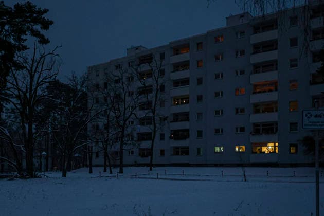 Stromausfall im Rohgarten, Berlin Zehlendorf in Berlin. Zehntausende Haushalte sind seit Samstagmorgen im Berliner Südwesten ohne Strom, bei Minusgraden und Schneefall. Grund dafür ist ein Anschlag von Linksextremisten, Vulkangruppe. Berlin 04.01.2026 Stromausfall nach Anschlag im Südwesten von Berlin *** Power outage in Rohgarten, Berlin Zehlendorf in Berlin Tens of thousands of households have been without power in south-west Berlin since Saturday morning, in sub-zero temperatures and snowfall The reason for this is an attack by left-wing extremists, Vulkan Group Berlin 04 01 2026 Power outage after attack in south-west Berlin