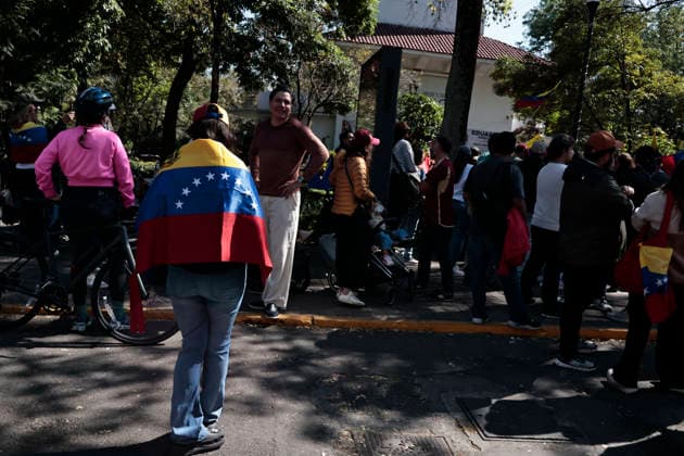 January 4, 2026, Mexico, Cdmx, Mexico: Yesterday, the U.S. government captured Venezuelan President NICOLAS MADURO on orders from DONALD TRUMP. Today, the Venezuelan community living in Mexico took to the streets of Polanco (one of the country s most exclusive neighborhoods) with flags to express their gratitude for President TRUMP S actions in South America. Currently, Vice President DELSY RODRIGUEZ has assumed power in Venezuela due to this conflict, which was instigated by the U.S. government with the clear objective of seizing control of Venezuelan oil. Mexico Mexico - ZUMAp204 20260104_zip_p204_045 Copyright: xJosuexPerezx