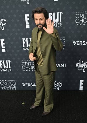 31st Annual Critics Choice Awards - Arrivals Diego Luna arriving to the 31st Annual Critics Choice Awards held at Barker Hanger on January 4, 2026 in Santa Monica, Ca. Santa Monica Barker Hanger California USA Copyright: xLisaxOConnor xAFF-USA.COMx