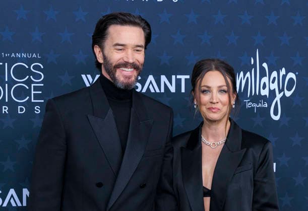 January 4, 2026, Santa Monica, California, USA: Tom Pelphrey and Kaley Cuoco on the red carpet of the 31st Critics Choice Awards on Sunday January 4, 2026 at the Barker Hanger in Santa Monica, California. JAVIER ROJAS PI Santa Monica USA - ZUMAp124 20260104_zaa_p124_073 Copyright: xJavierxRojasx