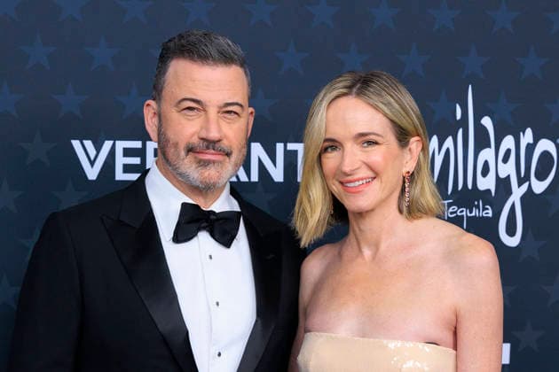 January 4, 2026, Santa Monica, California, USA: Jimmy Kimmel and Molly McNearney on the red carpet of the 31st Critics Choice Awards on Sunday January 4, 2026 at the Barker Hanger in Santa Monica, California. JAVIER ROJAS PI Santa Monica USA - ZUMAp124 20260104_zaa_p124_189 Copyright: xJavierxRojasx