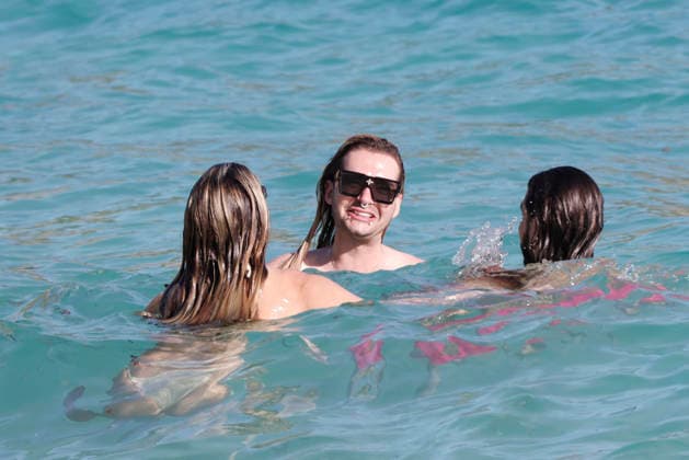 Heidi Klum And Tom Kaulitz Beachside - St Barths Heidi Klum and Tom Kaulitz seen enjoying the sun in Saint Barthelemy, France on January 4, 2026. Photo by ABACAPRESS.COM Saint Barthelemy France  Copyright: xABACAx