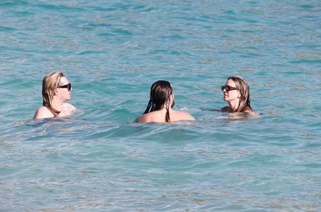 Heidi Klum And Tom Kaulitz Beachside - St Barths Heidi Klum and Tom Kaulitz seen enjoying the sun in Saint Barthelemy, France on January 4, 2026. Photo by ABACAPRESS.COM Saint Barthelemy France  Copyright: xABACAx