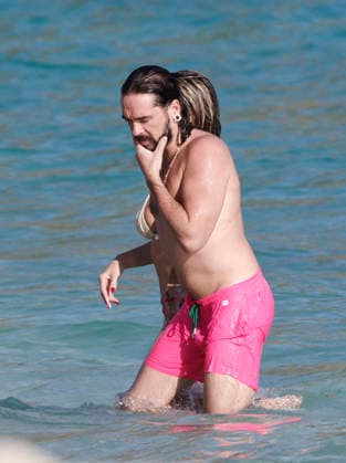Heidi Klum And Tom Kaulitz Beachside - St Barths Heidi Klum and Tom Kaulitz seen enjoying the sun in Saint Barthelemy, France on January 4, 2026. Photo by ABACAPRESS.COM Saint Barthelemy France  Copyright: xABACAx