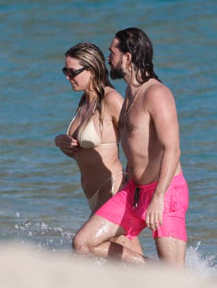 Heidi Klum And Tom Kaulitz Beachside - St Barths Heidi Klum and Tom Kaulitz seen enjoying the sun in Saint Barthelemy, France on January 4, 2026. Photo by ABACAPRESS.COM Saint Barthelemy France  Copyright: xABACAx