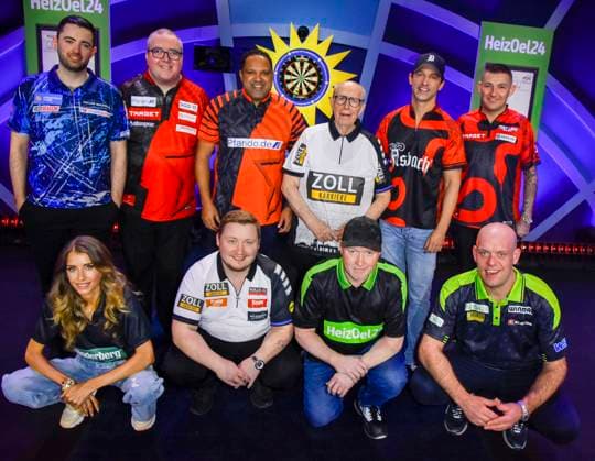 abb Luke Humphries, Stephen Bunting Ailton,Reiner Calmund Alexander Kumptner, Nathan Aspinallvorne Cathy Hummels, Martin Schindler Joey Kelly, Michael van Gerwen Participants at the Celebrity Darts World Championship on Pro Sieben at the Maritim Hotel on 04 01 2026 in Bonn NRW Germany