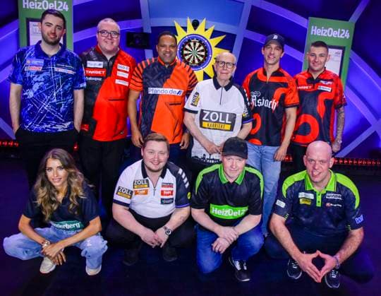abb Luke Humphries, Stephen Bunting Ailton,Reiner Calmund Alexander Kumptner, Nathan Aspinallvorne Cathy Hummels, Martin Schindler Joey Kelly, Michael van Gerwen Participants at the Celebrity Darts World Championship on Pro Sieben at the Maritim Hotel on 04 01 2026 in Bonn NRW Germany