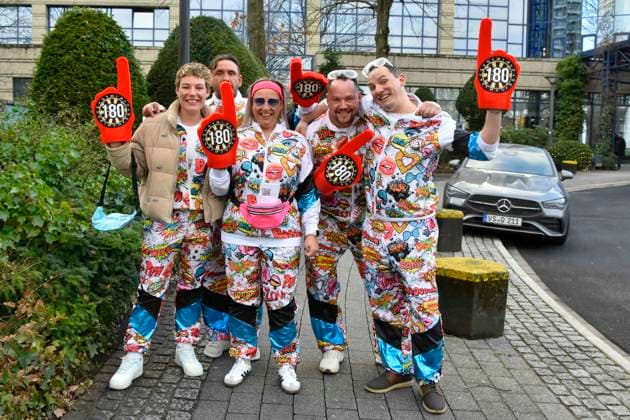 abb Colorfully dressed darts fans 180 fingers on their way to the celebrity darts world championship on Pro Sieben at the Maritim Hotel on 04 01 2026 in Bonn NRW Germany
