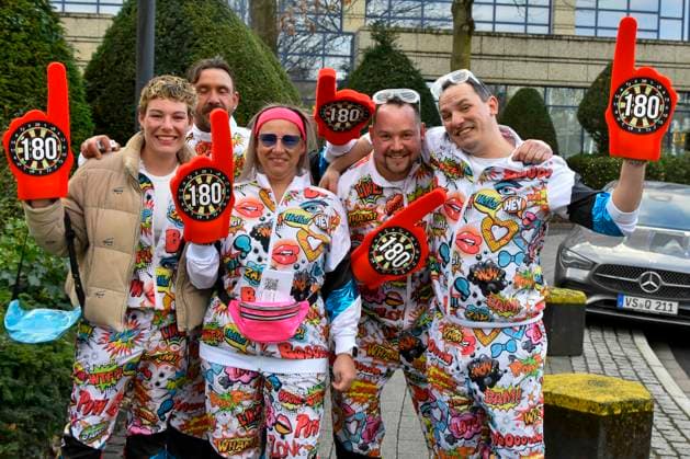 abb Colorfully dressed darts fans 180 fingers on their way to the celebrity darts world championship on Pro Sieben at the Maritim Hotel on 04 01 2026 in Bonn NRW Germany