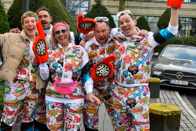 abb Colorfully dressed darts fans 180 fingers on their way to the celebrity darts world championship on Pro Sieben at the Maritim Hotel on 04 01 2026 in Bonn NRW Germany