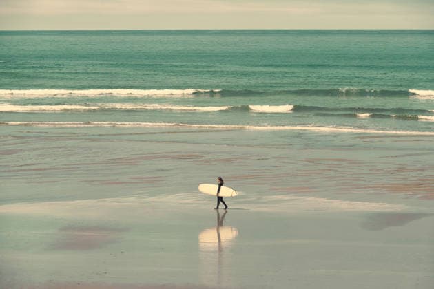 Surfer Walking Out to Sea on Oregon Coast United States, Oregon, Cannon Beach CR_GASU260104G-1930416-01 ,model released, Symbolfoto