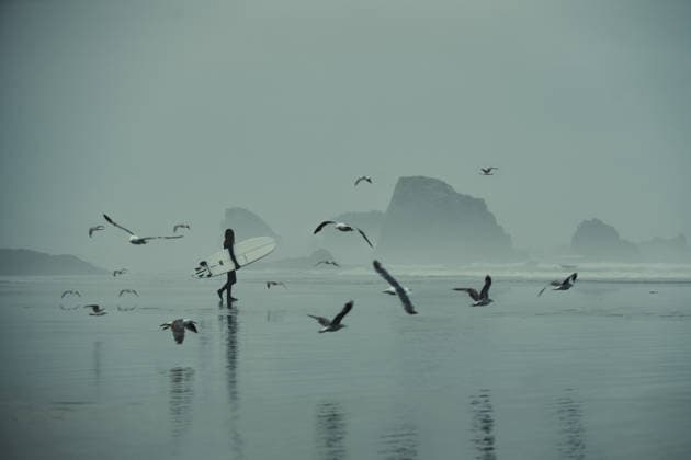 Surfer Walking Out to Sea on Oregon Coast United States, Oregon, Cannon Beach CR_GASU260104G-1930428-01 ,model released, Symbolfoto
