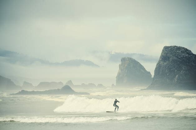 Surfer Riding Wave at Ecola Beach United States, Oregon, Cannon Beach CR_GASU260104G-1930446-01 ,model released, Symbolfoto