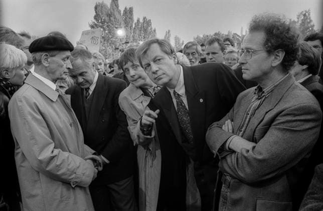 Nachdenken in Deutschland Deutschland, Oranienburg, 04.10.1992, (v.l.n.r.): Kurt-Julius Goldstein (Ehrenvorsitzender des Verb. der Verfolgten des Naziregimes), Manfred Stolpe, Angela Merkel, Eberhard Diepgen, Konrad Weiß, Protestkundgebung Nachdenken in Deutschland, anl. eines Brandanschlags auf die Jüdische Baracke in der Mahn-und-Gedenkstätte Sachsenhausen, Â *** Reflection in Germany Germany, Oranienburg, 04 10 1992, from left to right Kurt Julius Goldstein Honorary Chairman of the Association of Persecutees of the Nazi Regime , Manfred Stolpe, Angela Merkel, Eberhard Diepgen, Konrad Weiß, protest rally Reflection in Germany, on the occasion of an arson attack on the Jewish barrack at the Sachsenhausen Memorial, Â