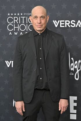 Bruce Eric Kaplan at the 31 Critics Choice Awards 2026 at the Barker Hangar Santa Monica, 04 01 2026 Foto:xD.xStarbuckx xFuturexImagex critics_choice_6181