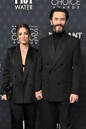 Kaley Cuoco und Tom Pelphrey bei der Verleihung der 31. Critics Choice Awards 2026 im Barker Hangar. Santa Monica, 04.01.2026 *** Kaley Cuoco and Tom Pelphrey at the 31 Critics Choice Awards 2026 at the Barker Hangar Santa Monica, 04 01 2026 Foto:xD.xStarbuckx xFuturexImagex critics_choice_6253