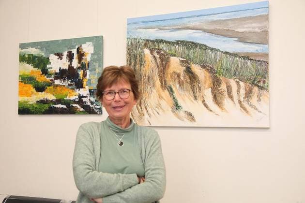 Neue Ausstellung mit Arbeiten von 18 Künstlern, die in der Kunststation Rheinelbe gewirkt haben im Justizzentrum Ückendorf in Gelsenkirchen ** NUR FÜR REDAKTIONELLE ZWECKE ** EDITORIAL USE ONLY **<p>Ulrike Holthoff vor ihren Werken bei der Neuen Ausstellung mit Arbeiten von 18 Künstlern, die in der Kunststation Rheinelbe gewirkt haben am Montag den 05. Januar 2025 im Justizzentrum Ückendorf in Gelsenkirchen Foto : Frank Oppitz FUNKE Foto Services < p> Kultur, Kunst, Unterhaltung Deutschland NRW Gelsenkirchen Copyright: FrankxOppitz Copyright: FrankxOppitz doc8403ajowwn91kpvxhhbx ,EDITORIAL USE ONLY